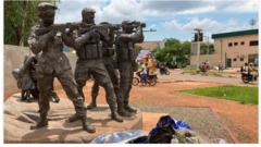 Ihe akpụrụ akpụ n'egosi ndi agha anọ na-echekwa nwanyi na ụmu ya.