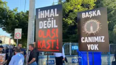 Mahkeme salonunun önünde posterler