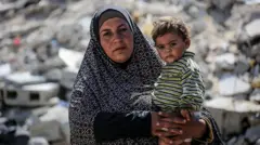 Mujer palestina con su hijo en Gaza.
