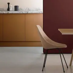 Móveis, piso e parede em tons de castanho