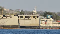 Buques guardacostas cubanos atracados en el puerto de La Habana el 25 de febrero de 2026.