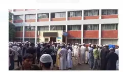 আটক যুবককে তুলে দেয়ার দাবিতে থানার ভেতরে ও সামনে অবস্থান নেয় শতাধিক মানুষ।