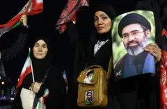 عکس مجتبی خامنه ای در دستان دو هوادار حکومت در ایران