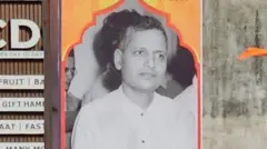 વલસાડમાં આયોજિત રામનવમીની શોભાયાત્રામાં નાથુરામ ગોડસેનાં પોસ્ટર લાગતાં વિવાદ થયો છે