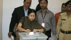 একজন নারী ২০০৮ সালে জাতীয় সংসদ নির্বাচনে ভোট দিচ্ছেন। 