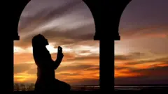 ईद महिना संपल्यानंतर पहिल्यांदा चंद्र दिसतो, त्यावेळी रमजान ईद साजरी होते.