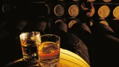 Copos com uísque em destilaria