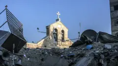 Fachada da igreja em meio a escombros