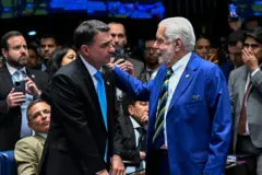 Flávio cumprimenta Jaques Wagner no plenário do Senado