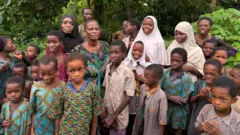 Awọn akẹkọọ ati olukọ to gba itusilẹ
