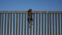 zid na granici amerike i meksika, migranti kod zida na američko-meksičkoj granici