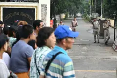အင်းစိန်အကျဉ်းထောင်ရှေ့မှာ စောင့်ဆိုင်နေကြတဲ့ မိသားစုဝင်တွေ (ပုံဟောင်း)