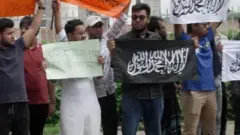 বিভিন্ন সময় হিযবুত তাহরীরকে কালেমা লেখা কালো ও সাদা পতাকা ব্যবহার করতে দেখা গেছে