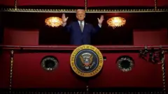 Trump abre los brazos en un palco del Centro Kennedy en un evento reciente.