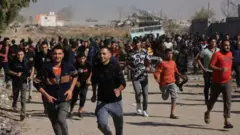 مئات الفلسطينين النازحين في جنوب غزة هرعوا عائدين إلى منازلهم في الشمال مع سريان الهدنة