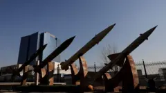 صواريخ إيرانية معروضة في حديقة في طهران، إيران، في 31 يناير/كانون الثاني 2026