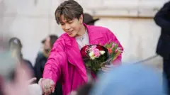 香港歌手張敬軒於2024年出席巴黎時裝週