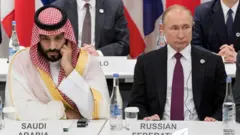 صورة لولي العهد السعودي محمد بن سلمان إلى جانب الرئيس الروسي فلاديمير بوتين (2019).