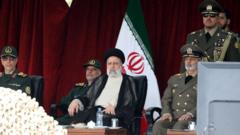 El presidente de Irán, Ebrahim Raisi, asiste a un desfile militar junto a altos funcionarios y comandantes.