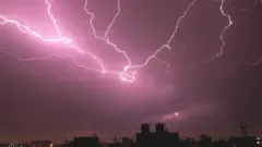 gece gökyüzünde yıldırımlar 