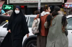 دو زن بی حجاب و یک زن با حجاب