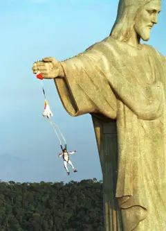 Felix Baumgartner cuelga de un paracaídas en la punta del dedo de la estatua del Cristo Redentor en Río de Janeiro.