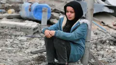Una niña entre las ruinas de edificios en Gaza.