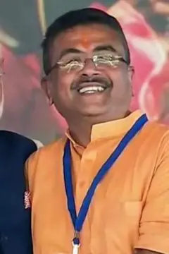 ભાજપના નેતા સુવેંદુ અધિકારીએ પશ્ચિમ બંગાળના મુખ્ય મંત્રી તરીકે શપથ લીધા છે.
તેમણે વડા પ્રધાન નરેન્દ્ર મોદી, ગૃહમંત્રી અમિત શાહ અને સંરક્ષણમંત્રી રાજનાથસિંહ સહિત ભાજપના અનેક નેતાઓની હાજરીમાં બંગાળી ભાષામાં શપથ લીધા હતા.
