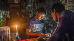 লোডশেডিংয়ের কারণে দুর্ভোগ বাড়ছে সাধারণ মানুষের 