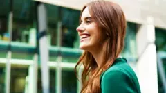 Une femme souriante.