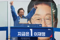 ลี แจ-มยอง ผู้สมัครชิงตำแหน่งประธานาธิบดีเกาหลีใต้จากฝ่ายค้านปราศรัยอยู่ด้านหลังกระจกกันกระสุนระหว่างขึ้นเวทีหาเสียงเลือกตั้ง