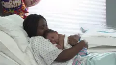 Umugore uteruye umwana