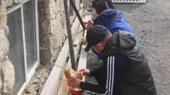 Казакстан карантинге жабылгандыктан Соль-Илецкиде чек арада калган кыргыздар