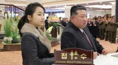 यह तस्वीर 20 दिसंबर 2025 को ली गई और 23 दिसंबर 2025 को उत्तर कोरिया की आधिकारिक कोरियन सेंट्रल न्यूज़ एजेंसी ने केएनएस के माध्यम से इसे जारी किया. इसमें उत्तर कोरिया के नेता किम जोंग उन (दाएं) और उनकी बेटी जू ए (बाएं) एक होटल का निरीक्षण करते दिखाई दे रहे हैं.