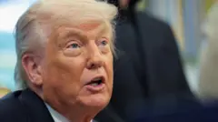 トランプ氏が斜め前方をみて口を開いている