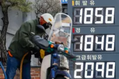 오토바이에 주유하는 한 남성