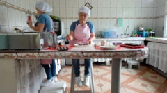 As irmãs Romero trabalhando na cozinha