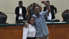 Haris Azhar (kanan) dan mantan Koordinator KontraS Fatia Maulidiyanti (kiri) usai divonis bebas oleh Pengadllan Negeri (PN) Jakarta Timur, Senin (08/01).