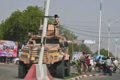 Un véhicule blindé de l'armée tchadienne est déployé à N'Djamena le 10 mai 2024, au lendemain de l'annonce des résultats de l'élection présidentielle au Tchad. 