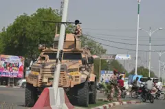 Un véhicule blindé de l'armée tchadienne est déployé à N'Djamena le 10 mai 2024, au lendemain de l'annonce des résultats de l'élection présidentielle au Tchad. 