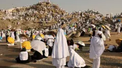 Quelques pèlerins debout devant l'autel