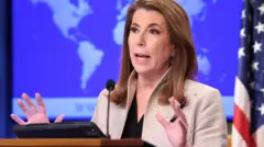 تامی بروس، سخنگوی وزارت امور خارجه آمریکا، روز سه‌شنبه به خبرنگاران گفت که علیرغم تلاش‌های ایالات متحده برای دستیابی به یک توافق هسته‌ای جدید با ایران، کارزار فشار حداکثری ایالات متحده علیه ایران همچنان با «قدرت کامل» ادامه می‌یابد.