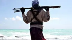 Col Qadaafi ayaa waxa uu shaaca ka qaaday qorshihiisii markaas, isagoo sheegay in uusan aaminsaneyn in burcad badeedda Soomaaliya ay dambiileyaal yihiin. 