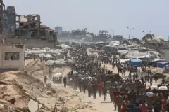 Miles de palestinos que luchan contra el hambre en Gaza acuden en masa a la zona de Zakim para recibir ayuda (22 de julio de 2025).