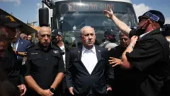 بنیامین نتانیاهو،‌ نخست‌وزیر اسرائیل در محل این حمله حاضر شد