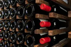 Várias garrafas de vinho deitadas uma do lado da outra