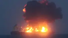 Husilerin paylaştığı görüntülerde Sounion tankerinin alev aldığı görülüyor.