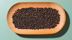 Перець горошком на тарілці