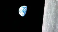 La mitad de la Tierra iluminada por el Sol y la otra mitad a oscuras, vista durante el vuelo espacial.