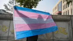 电击扭转治疗、强制收容、过度用药：中国跨性别女性将医院告上法院